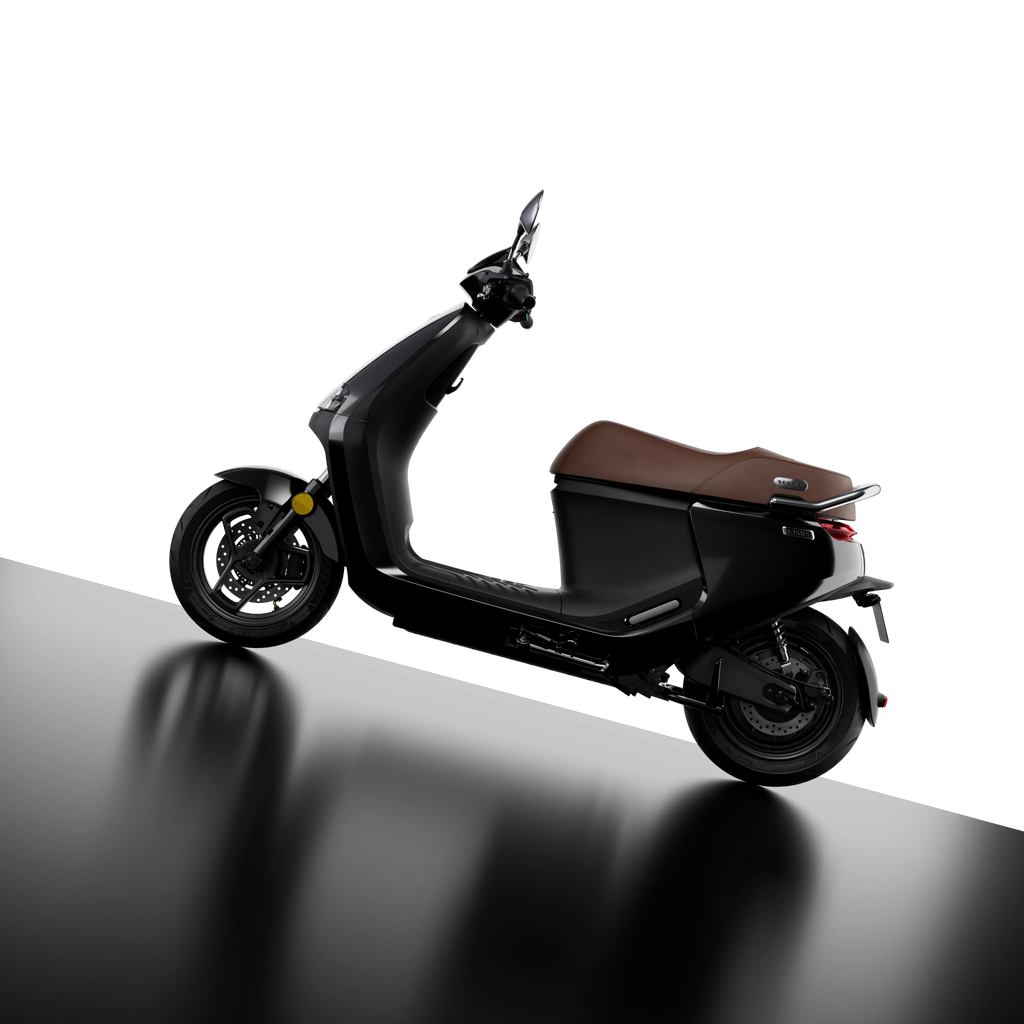 Scooter électrique Segway E150 S noir sur sol réfléchissant, vue trois-quarts