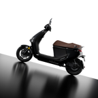 Scooter électrique Segway E150 S noir sur sol réfléchissant, vue trois-quarts