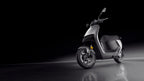 Scooter électrique Segway E250 S argent, mise en scène sur fond sombre