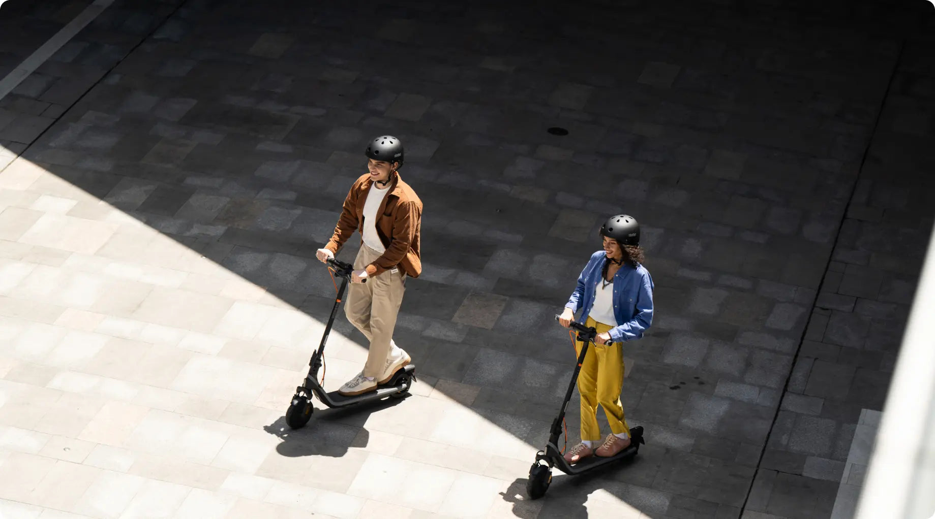 Deux conducteurs sur des trottinettes Segway Ninebot E2 Plus E II, vue de dessus