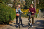 Couple portant des casques Segway Ninebot lors d'une balade à trottinette