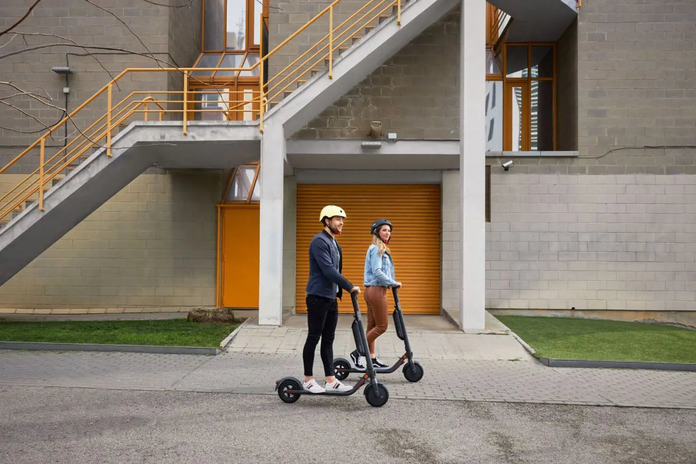 Personnes portant un casque Segway Ninebot en extérieur