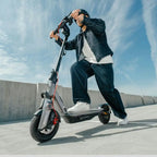 Personne roulant sur la trottinette électrique Segway Ninebot F3 E en extérieur
