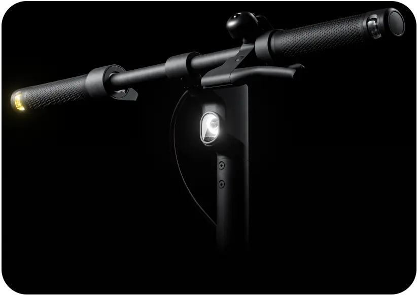 Phare avant et clignotants de la trottinette Segway Ninebot F2 E II allumés