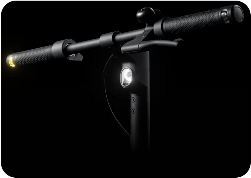 Phare avant et clignotants de la trottinette Segway Ninebot F2 E II allumés