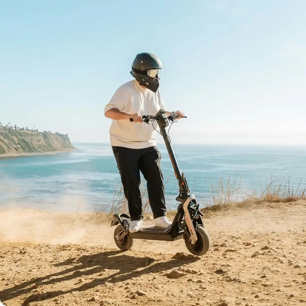 Personne roulant sur la trottinette électrique Segway GT3 E en bord de mer