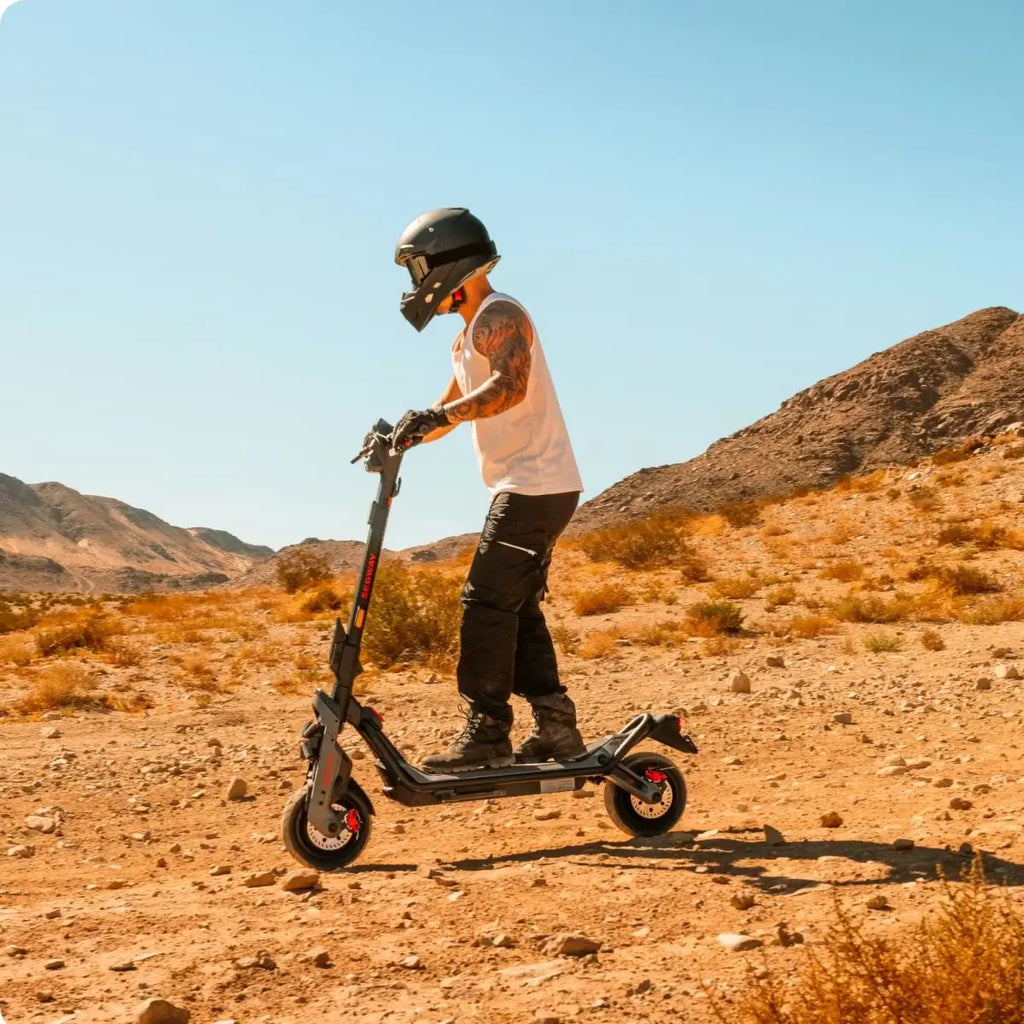 Personne roulant sur la trottinette électrique Segway GT3 Pro en tout-terrain désertique