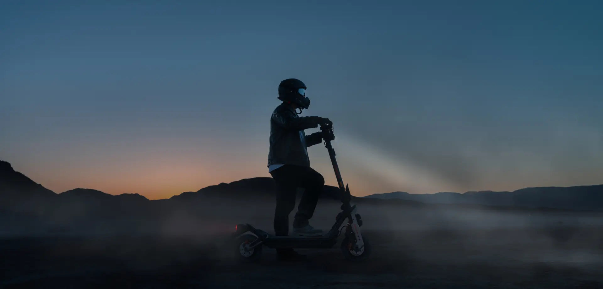 Conducteur sur la trottinette Segway GT3 Pro au crépuscule, phare allumé
