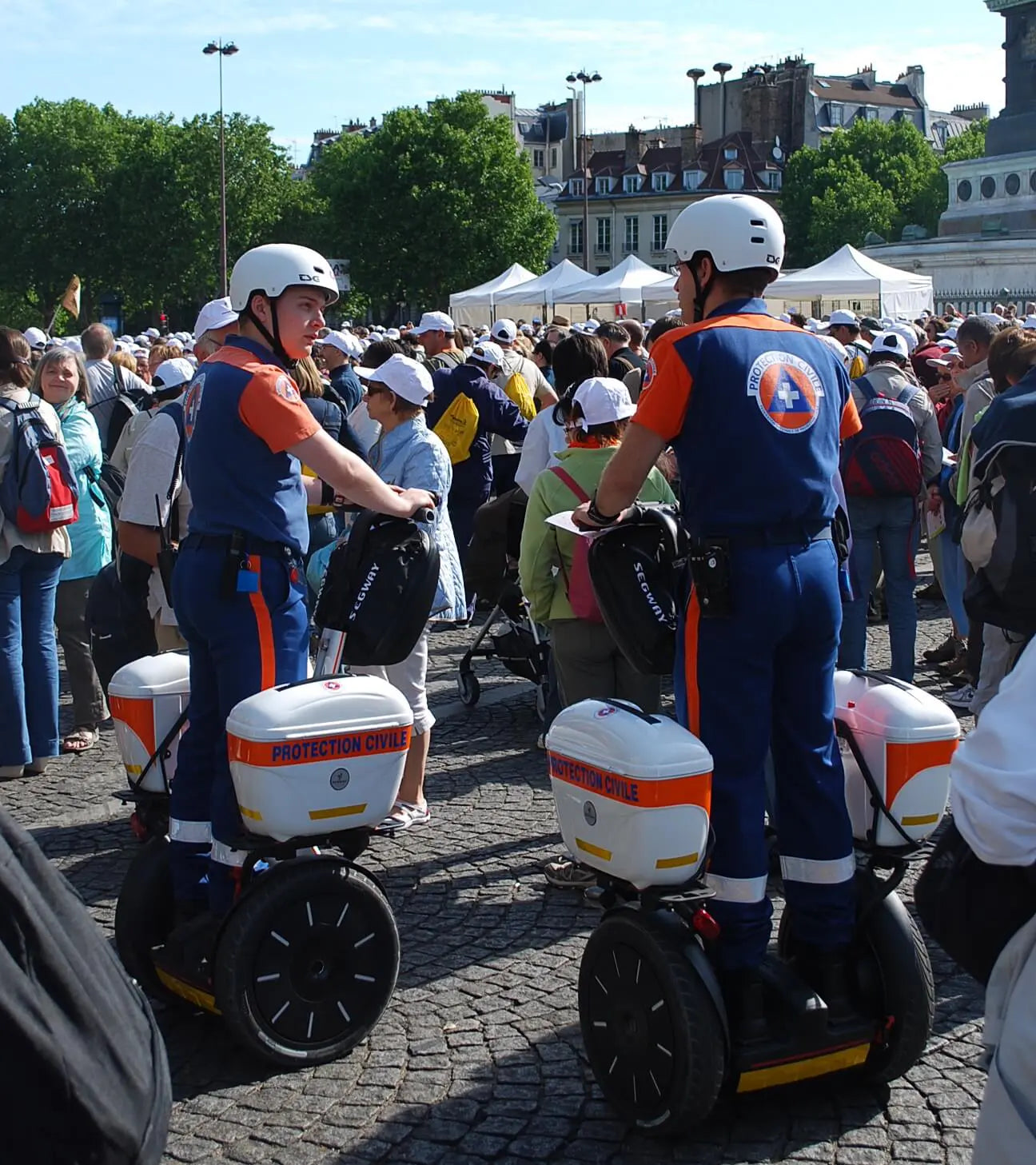 Secouristes en intervention sur des gyropodes Segway i2 SE lors d'un événement