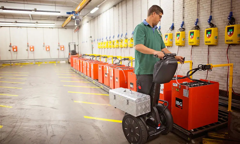 Technicien sur un gyropode Segway i2 SE en maintenance industrielle