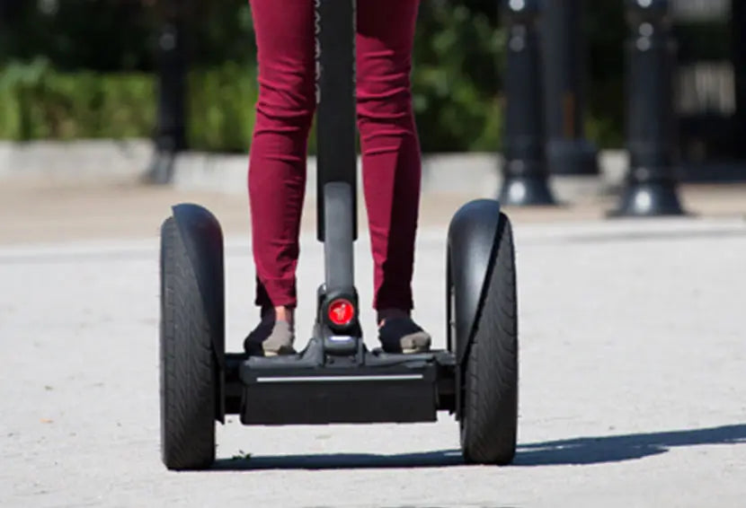 Détail des repose-pieds du gyropode Segway i2 SE en utilisation