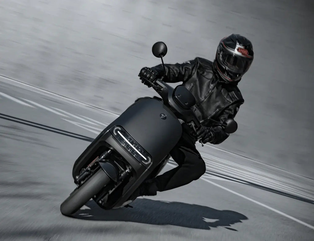 Pilote en virage sur le scooter électrique Segway E300 SE