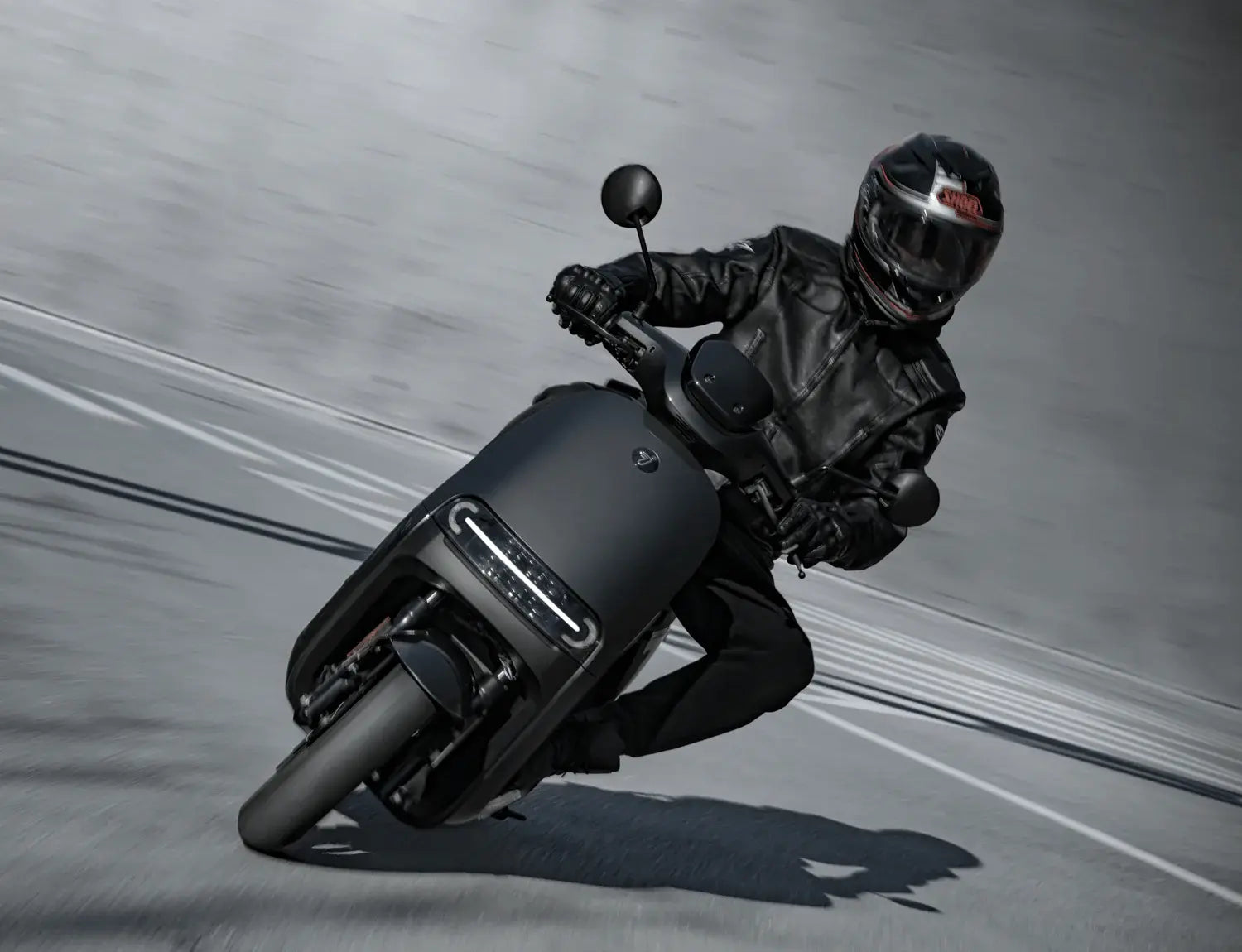 Pilote en virage sur le scooter électrique Segway E300 SE