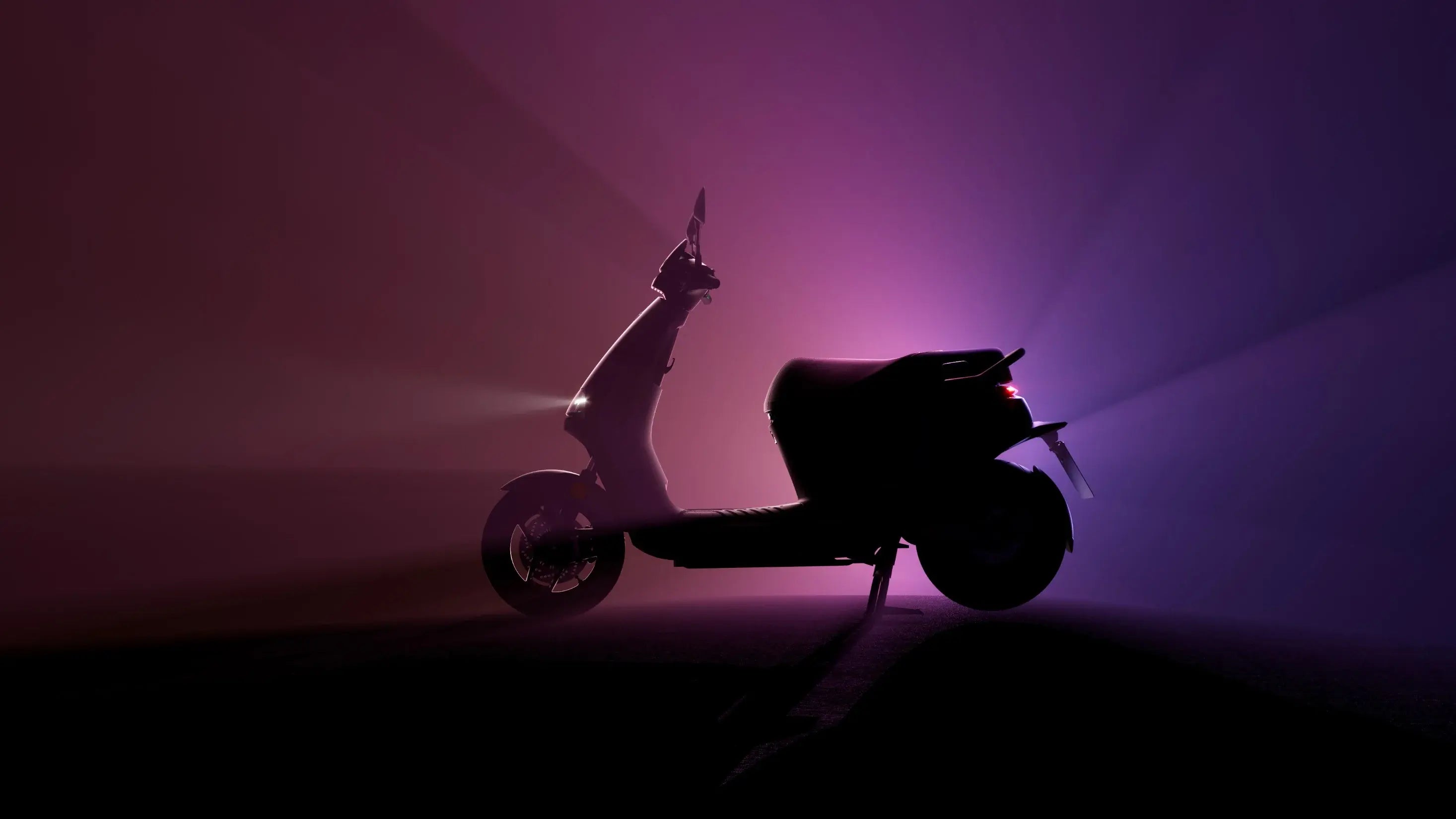 Silhouette du scooter électrique Segway E300 SE éclairé en contre-jour