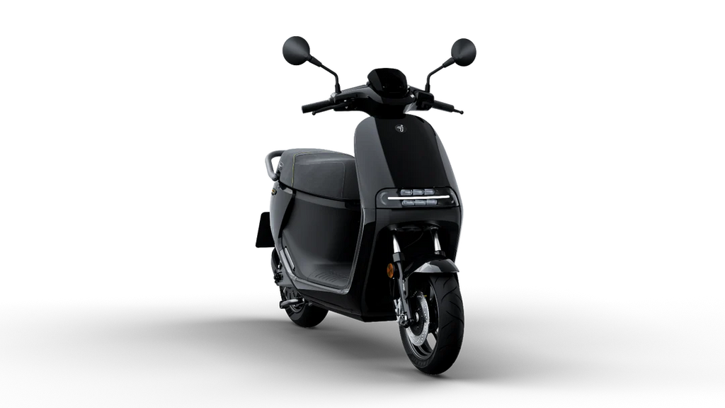 Scooter électrique Segway E300 SE noir, vue trois-quarts avant en studio