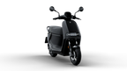 Scooter électrique Segway E300 SE noir, vue trois-quarts avant en studio