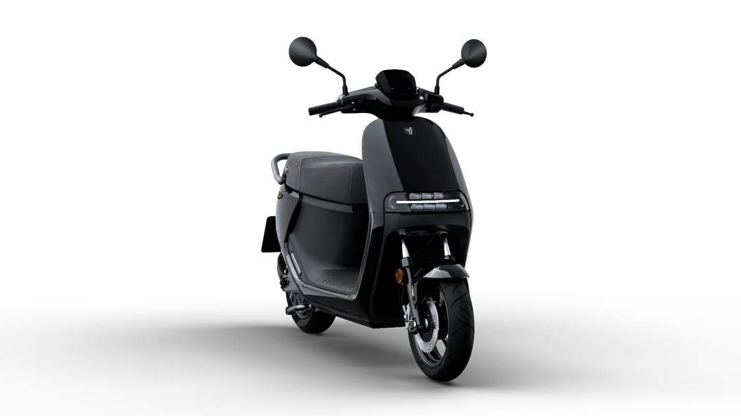Scooter électrique Segway E300 SE noir, vue trois-quarts avant en studio