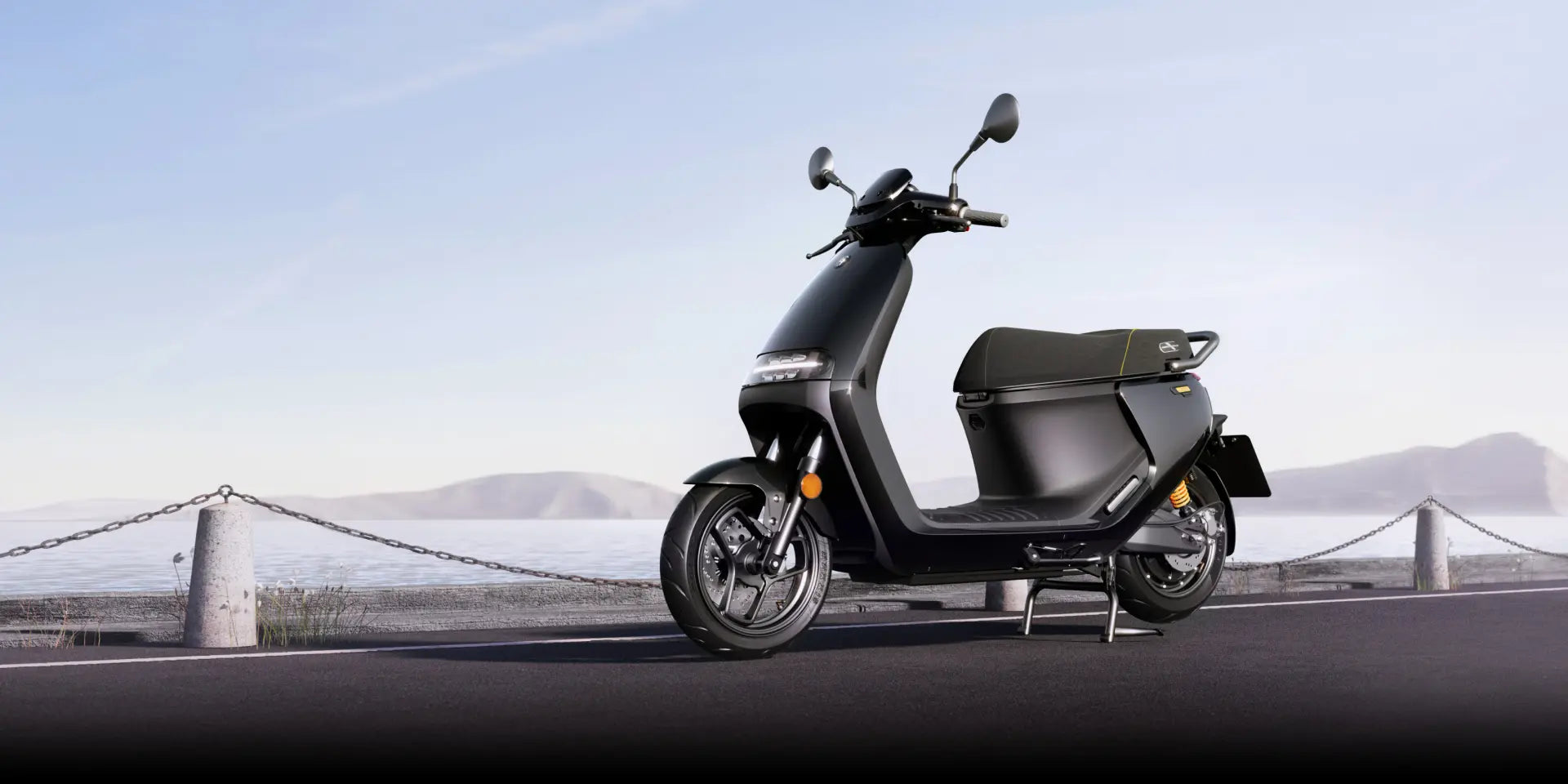 Scooter électrique Segway E300 SE noir au bord de mer, vue de profil