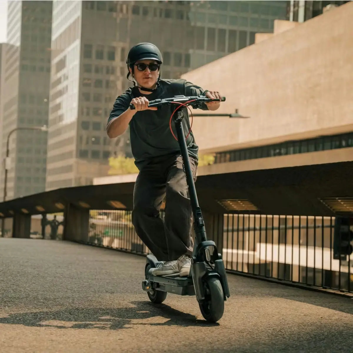 Personne roulant sur la trottinette électrique Segway Ninebot MAX G3 E en ville