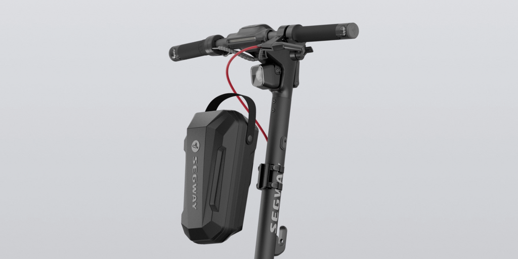 Sacoche avant Segway Ninebot installée sur la colonne de direction d'une trottinette