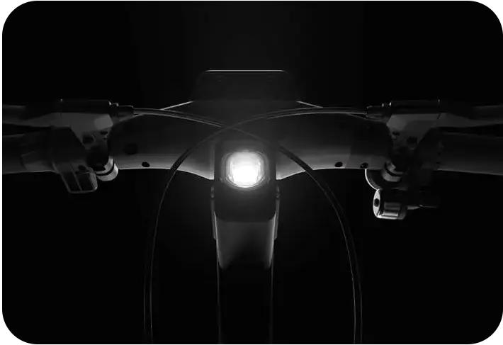 Phare avant puissant de la trottinette électrique Segway ZT3 Pro E allumé de nuit