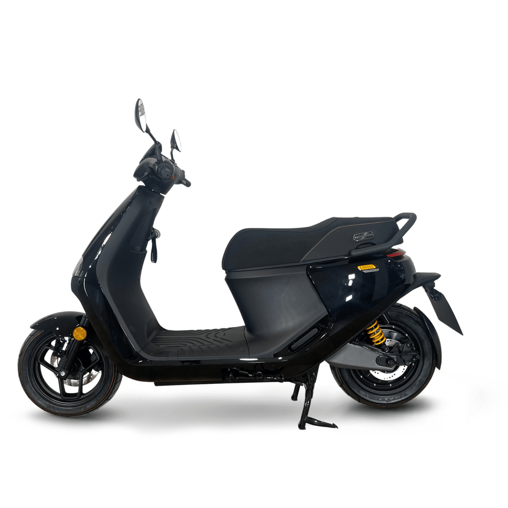 Scooter électrique Segway E300 SE noir, vue de profil gauche