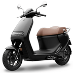 Scooter électrique Segway E150 S noir brillant, vue trois-quarts avant