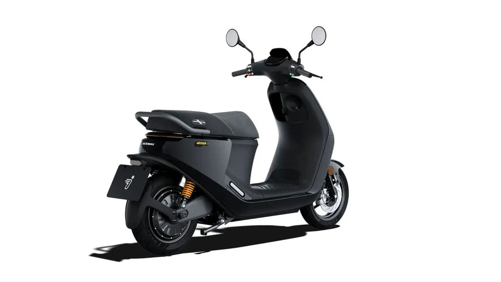 Scooter électrique Segway E300 SE noir, vue trois-quarts arrière