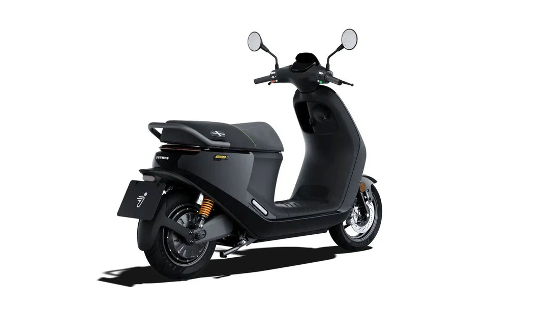 Scooter électrique Segway E300 SE noir, vue trois-quarts arrière