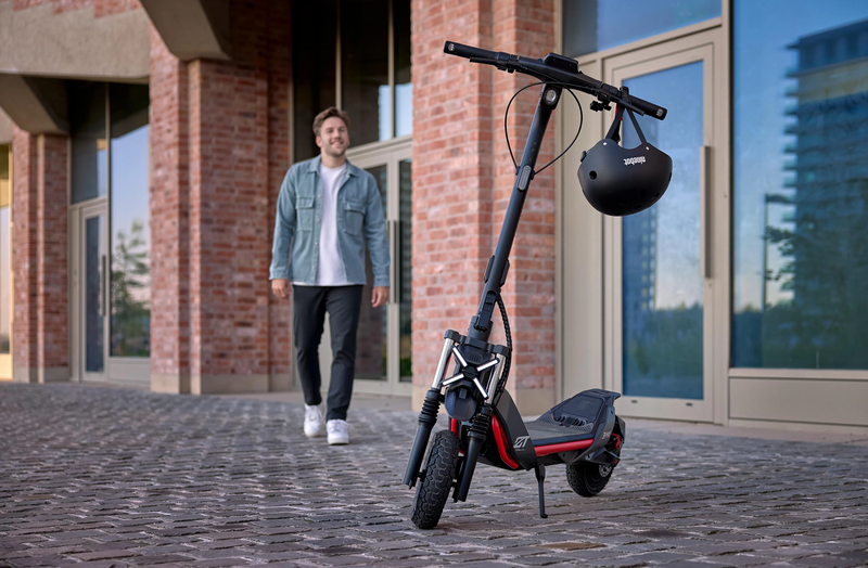 Trottinette électrique Segway ZT3 Pro E garée en ville avec casque