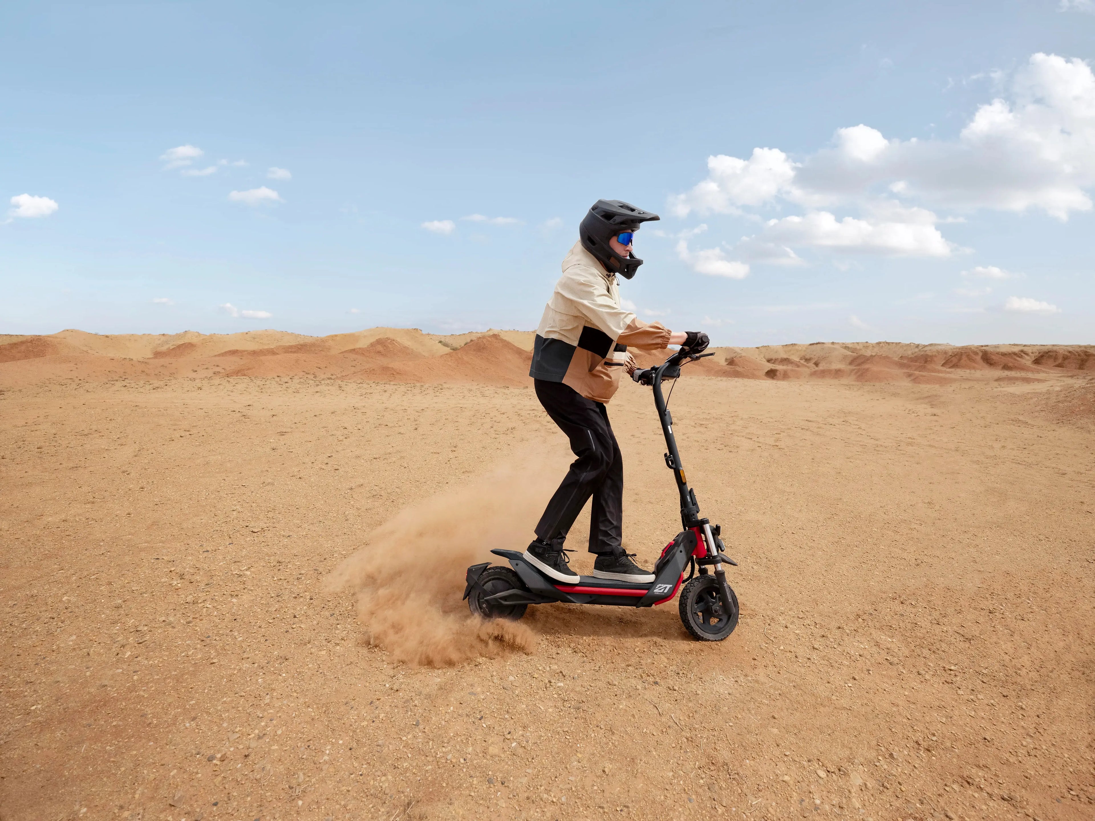 Conducteur sur la trottinette tout-terrain Segway ZT3 Pro E roulant dans le désert