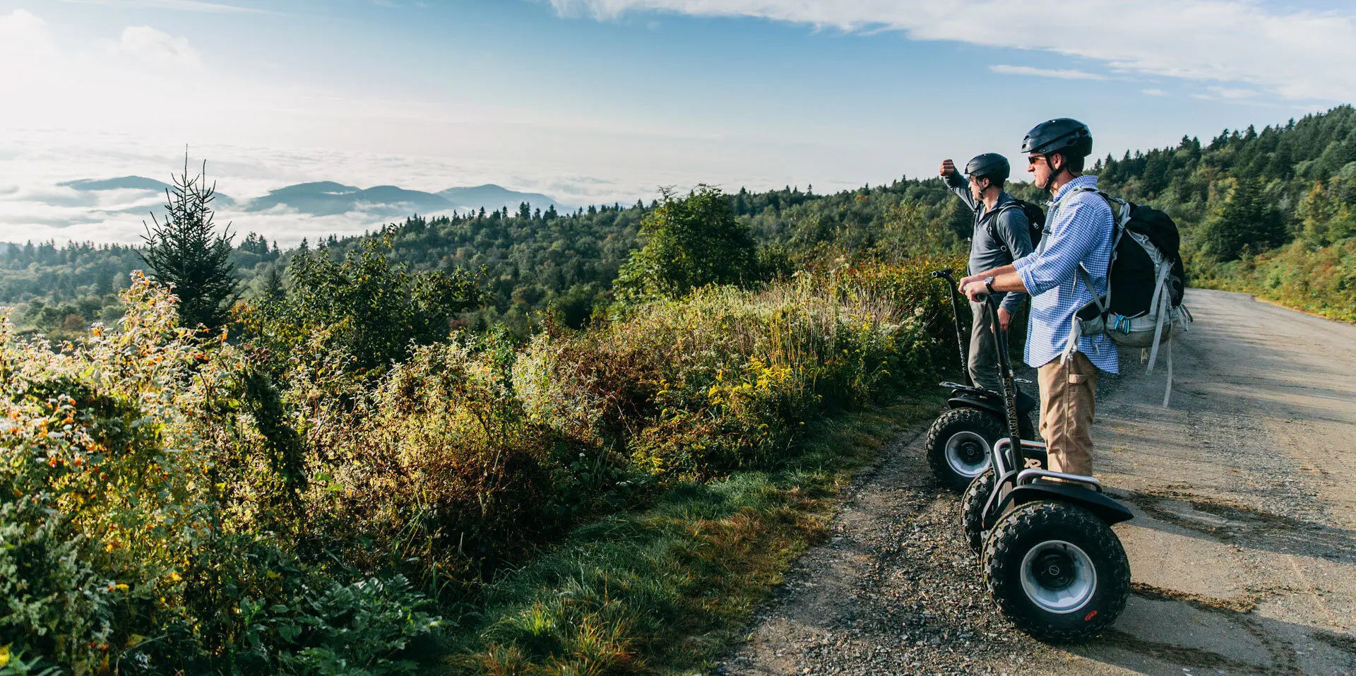 Deux personnes sur des gyropodes tout-terrain Segway i2 XE sur un sentier de montagne