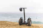 Gyropode Segway X2 SE à pneus tout-terrain au bord de la mer