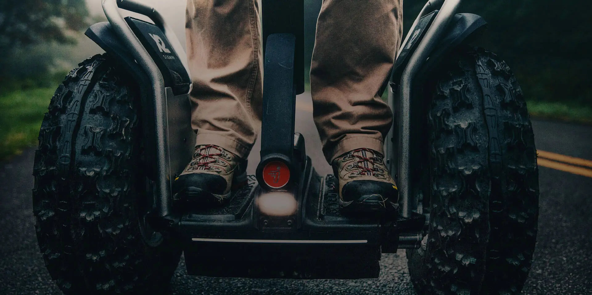 Repose-pieds et pneus tout-terrain du gyropode Segway X2 SE, vue rapprochée