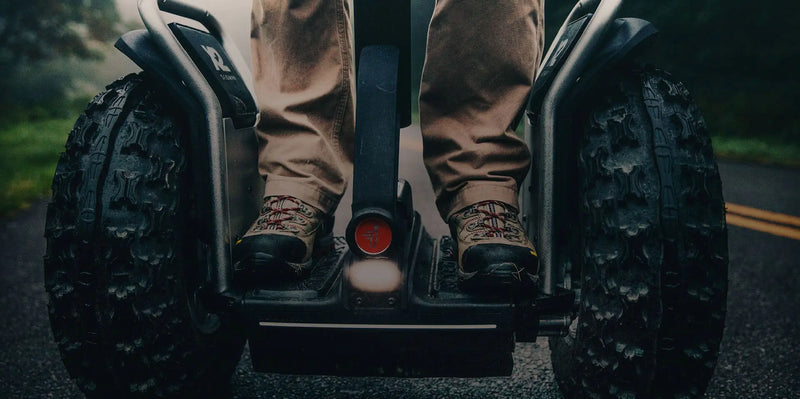 Repose-pieds et pneus tout-terrain du gyropode Segway X2 SE, vue rapprochée