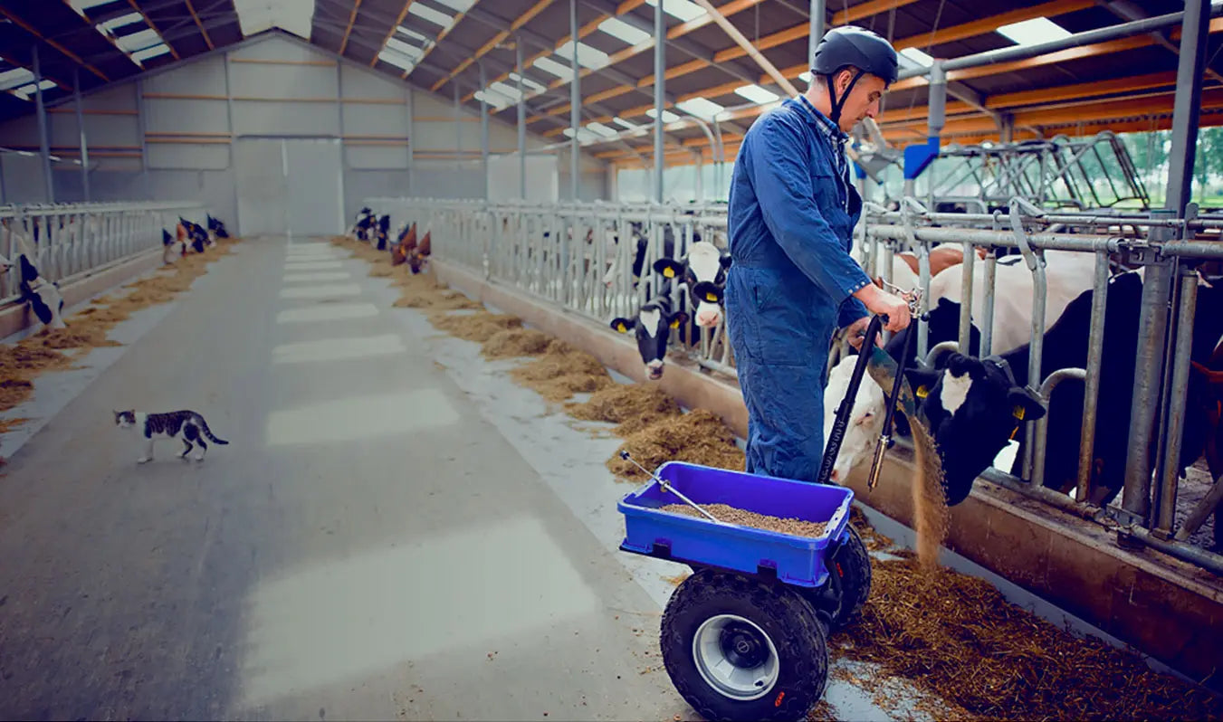 Agriculteur sur le gyropode tout-terrain Segway i2 XE dans une étable