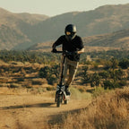 Personne roulant sur la trottinette tout-terrain Segway ZT3 Pro E sur piste désertique