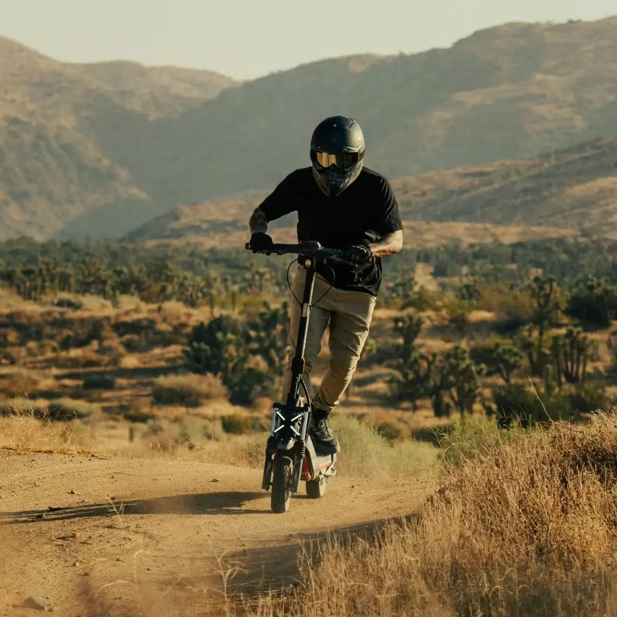 Personne roulant sur la trottinette tout-terrain Segway ZT3 Pro E sur piste désertique